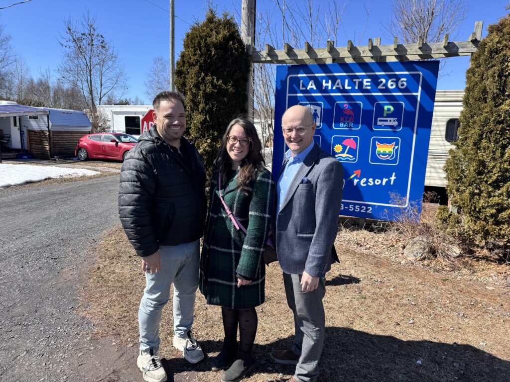 C’est avec enthousiasme qu’a eu lieu, à « La Halte 266 » de Saint-Janvier-de-Joly, Québec, une rencontre inspirante entre M. Éric Lafontaine, propriétaire unique depuis tout récemment, Mme Élisabeth Després, conseillère aux entreprises à la SADC de Lotbinière, et M. Pascal Harvey, directeur général du Réseau SADC et CAE.